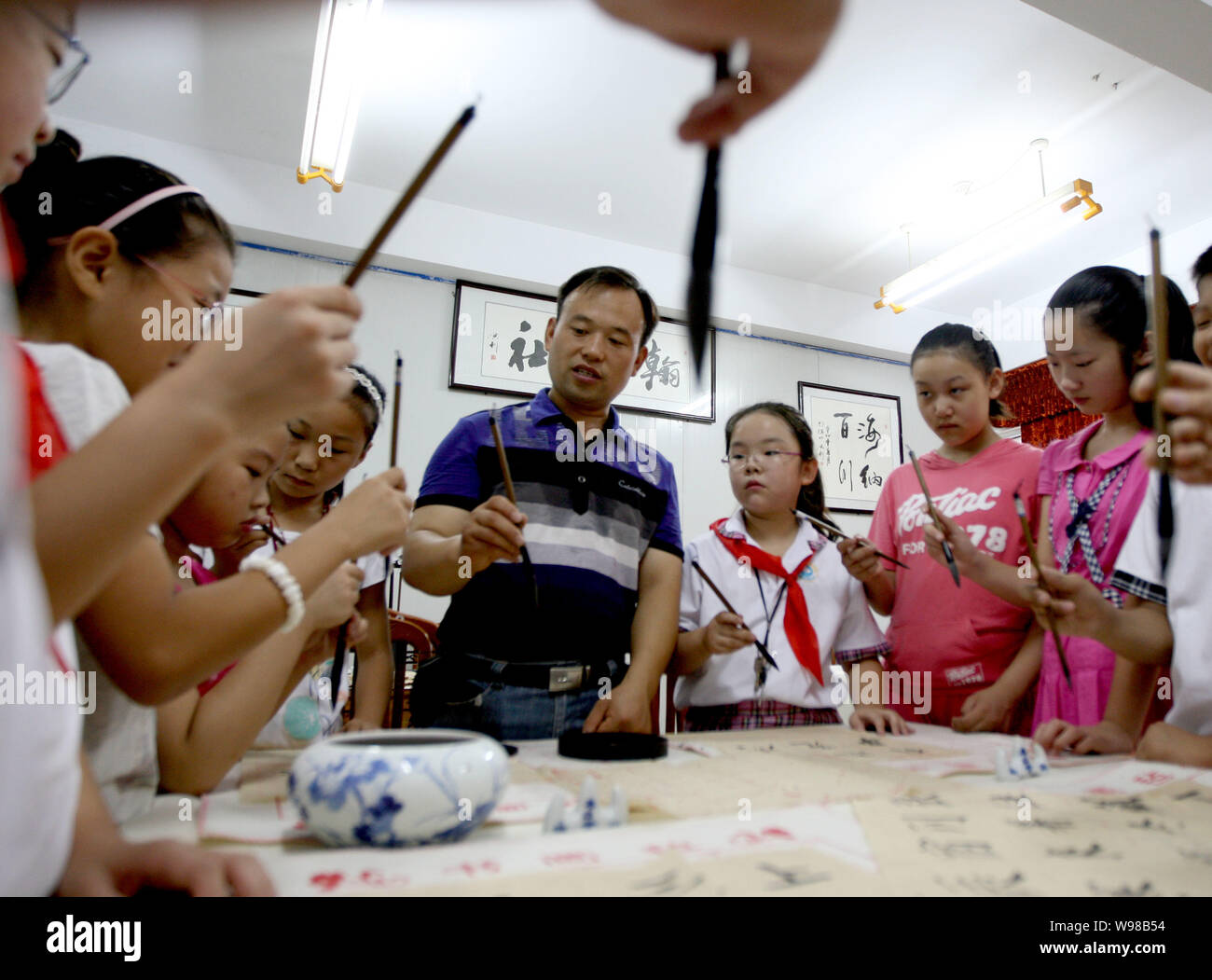 Un groupe d'élèves à apprendre la calligraphie dans une classe à Huaibei, east Chines dans la province de Anhui, le 29 août 2011. La calligraphie, une façon traditionnelle de l'enregistrement Banque D'Images