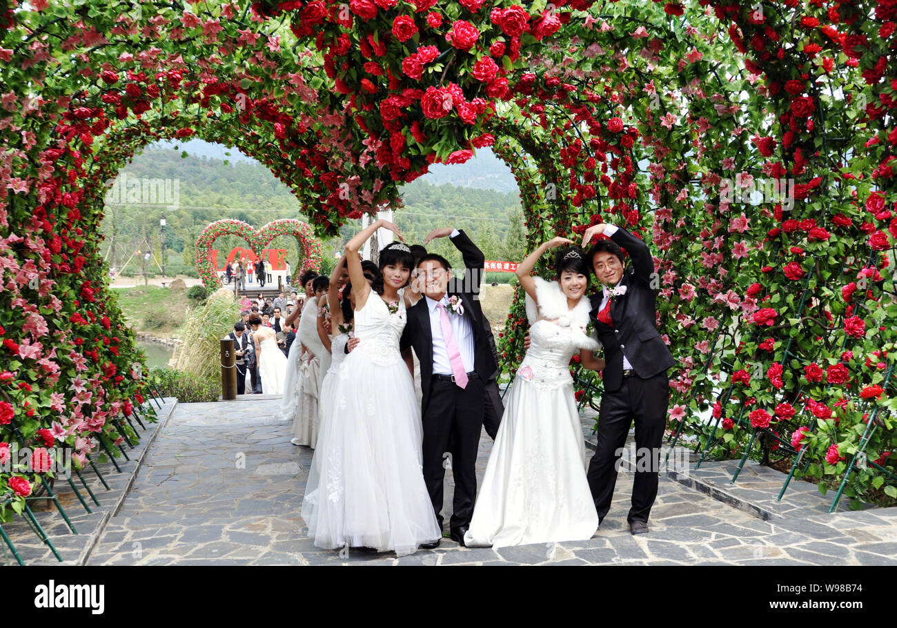 Les jeunes couples chinois sont vus à une cérémonie de mariage dans la ville de Suzhou, Province de Jiangsu, Chine de l'Est, le 30 octobre 2010. L'explosion d'une mine en Chine r Banque D'Images
