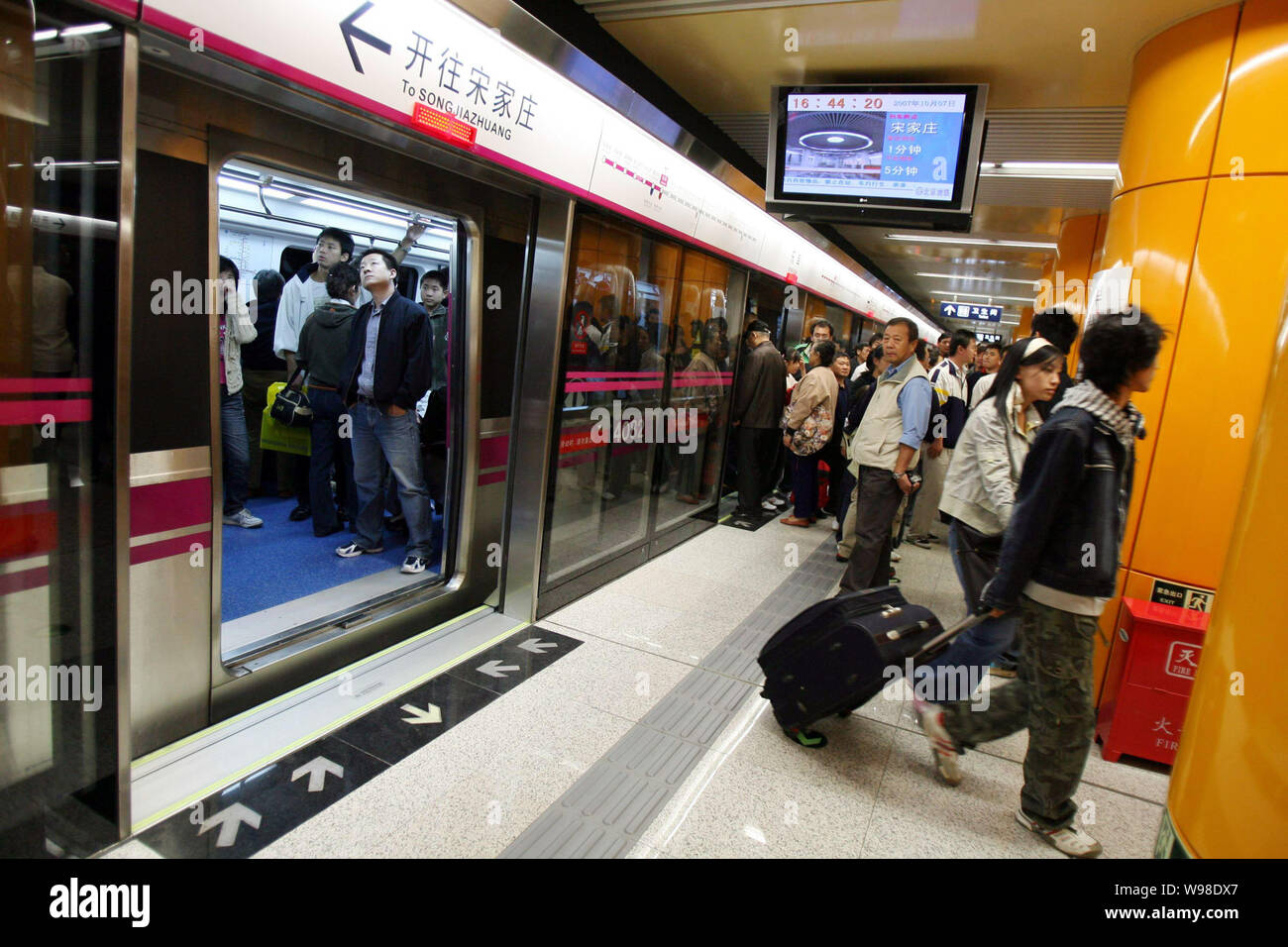 les-passagers-chinois-pied-l-entr-e-et-la-sortie-d-un-m-tro-train