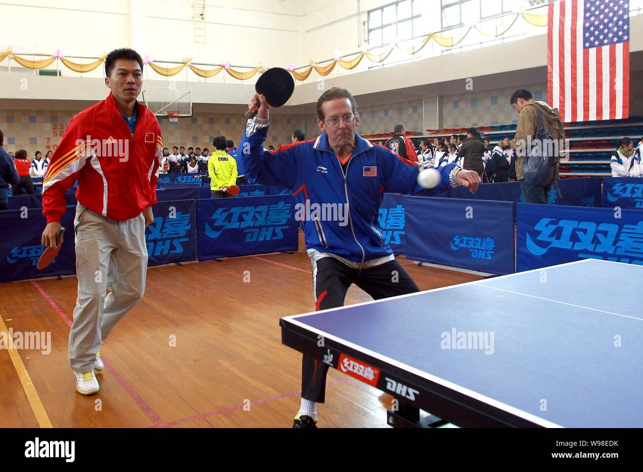 Les joueurs vétérans américains et chinois jouer au tennis de table dans  une école secondaire au cours de célébration du 40e anniversaire de la diplomatie  du ping-pong entre les États-Unis et Ch