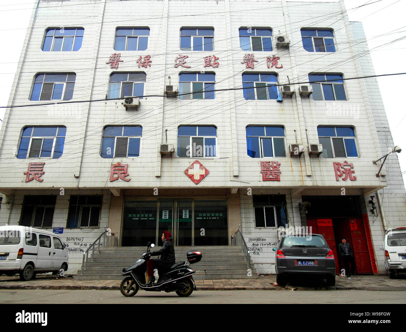 Un cycliste chinois depuis l'hôpital Changliang manèges qui a été fermée au cours de la greffe de rein illégales dans la ville de Linfen, au nord-ouest de porcelaines Shanxi provi Banque D'Images