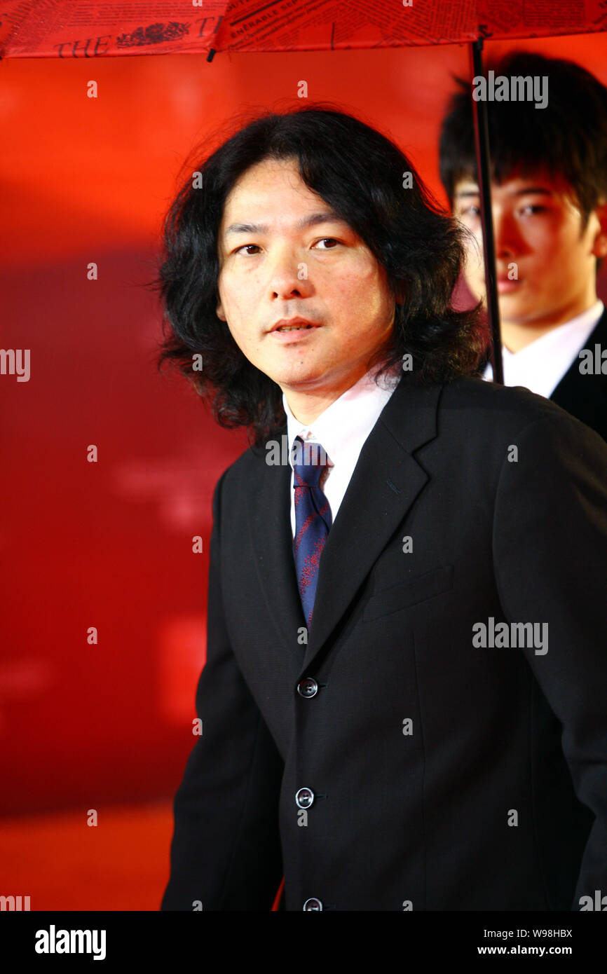 Directeur japonais Shunji Iwai est représenté sur le tapis rouge lors de la cérémonie d'ouverture du 14e Festival International du Film de Shanghai (SIFF) dans la région de Sha Banque D'Images