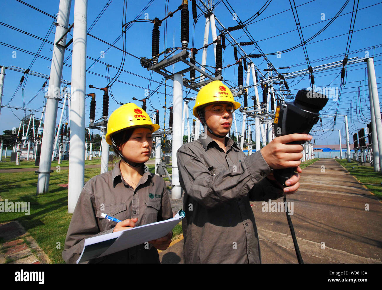 --FILE--électriciens chinois contrôler la température d'un appareil électrique à un 220kv dans la ville de Jiujiang, province de Jiangxi, Chine de l'Est Banque D'Images