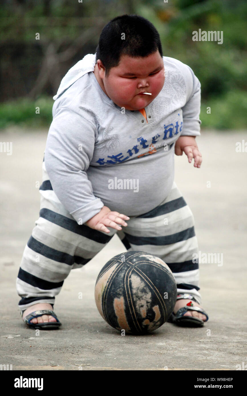 Enfant Joue Au Basket Banque D Image Et Photos Alamy