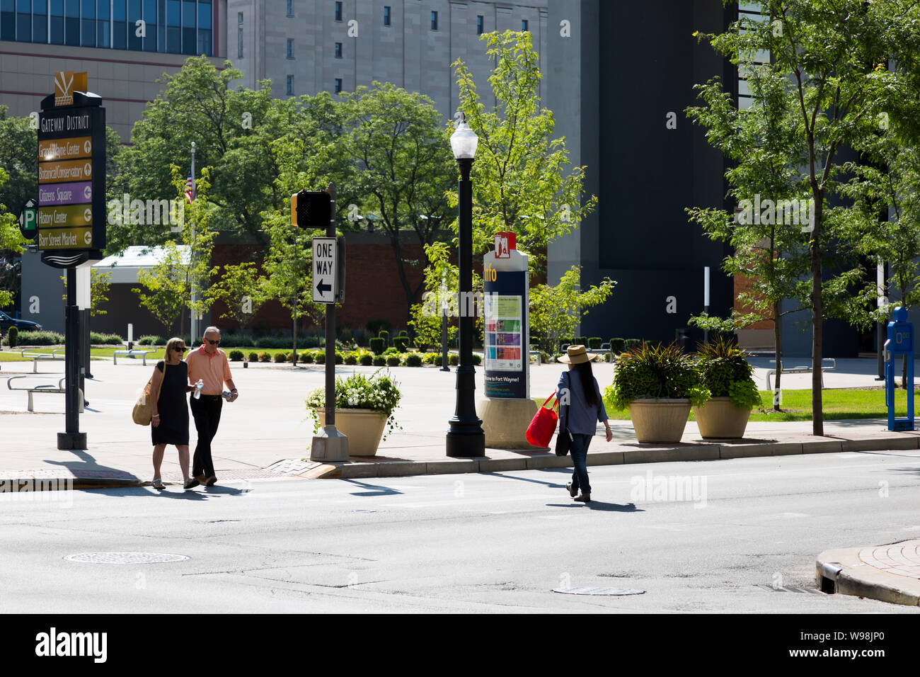 Les piétons traverser une rue du centre-ville de Fort Wayne, Indiana, USA. Banque D'Images