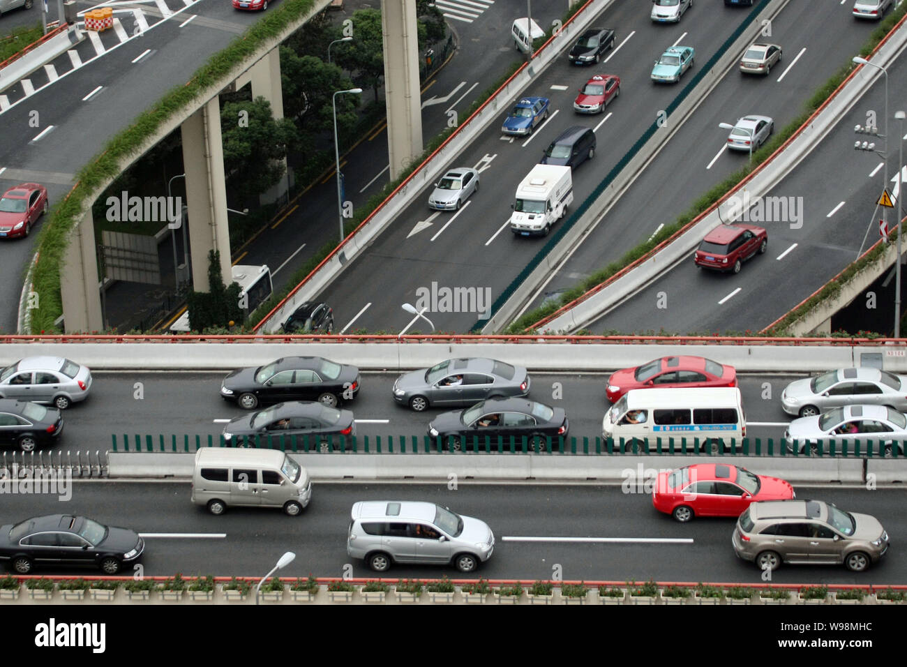 Masses de voitures se déplacer lentement dans un embouteillage sur un viaduc au cours du dernier jour ouvrable avant le Jour national de Shanghai, Chine, le 30 septembre 2011. Banque D'Images