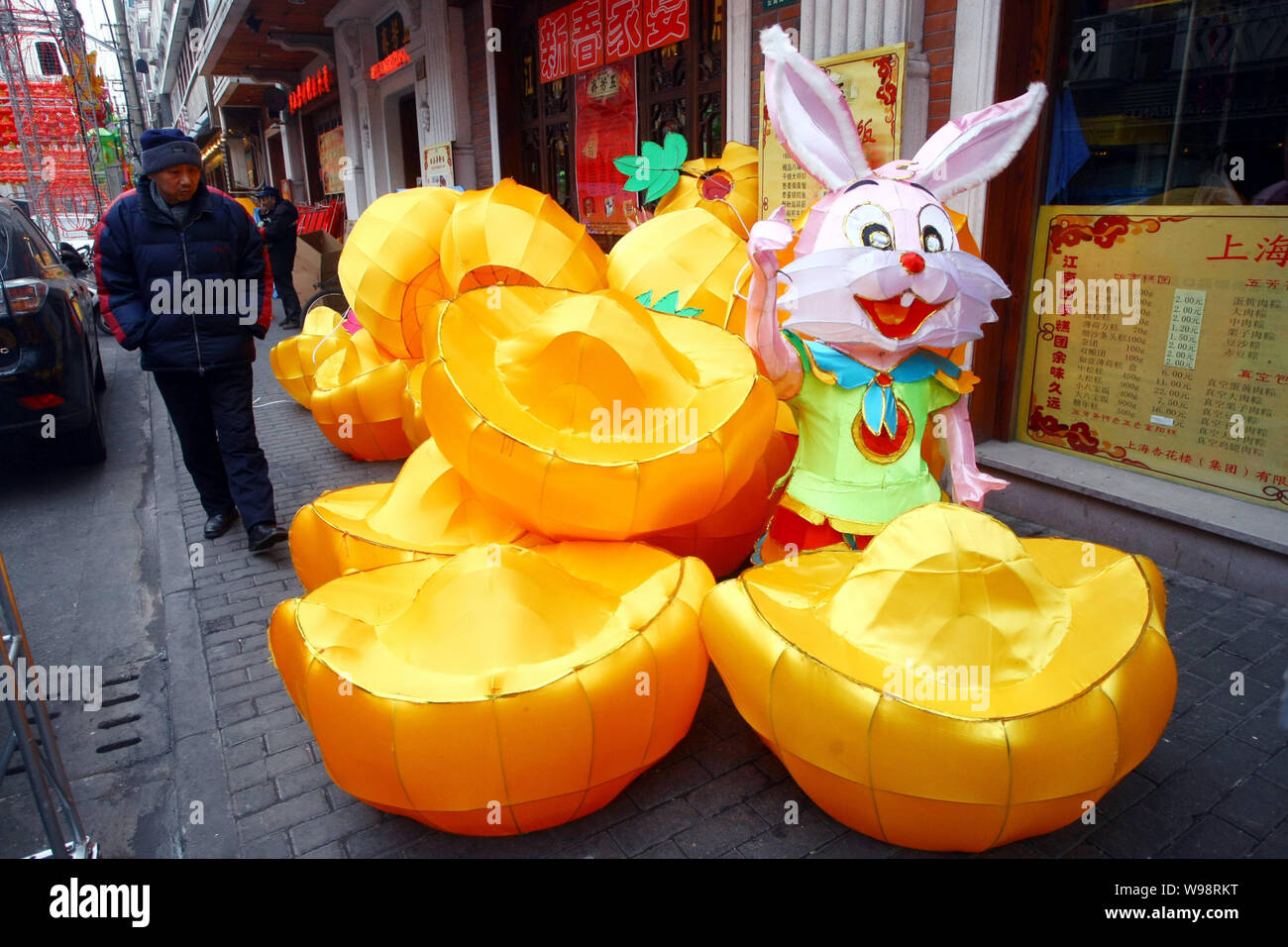 Les résidents locaux chinois devant une lanterne en forme de lapin est affiché à l'extérieur d'un restaurant pour la fête du printemps à venir, connu comme les Chinois Banque D'Images