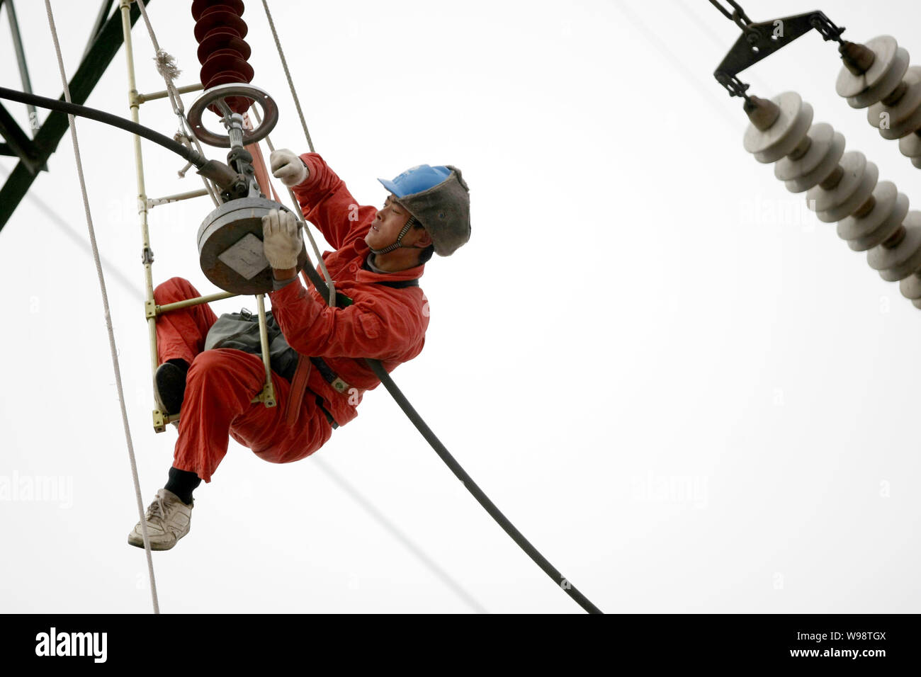 --FILE--Un électricien chinois travaille sur le réseau électrique en réseau dans la banlieue de Huaibei ville, à l'est la province de l'Anhui, Chine 11 décembre 2008. Chine vow Banque D'Images