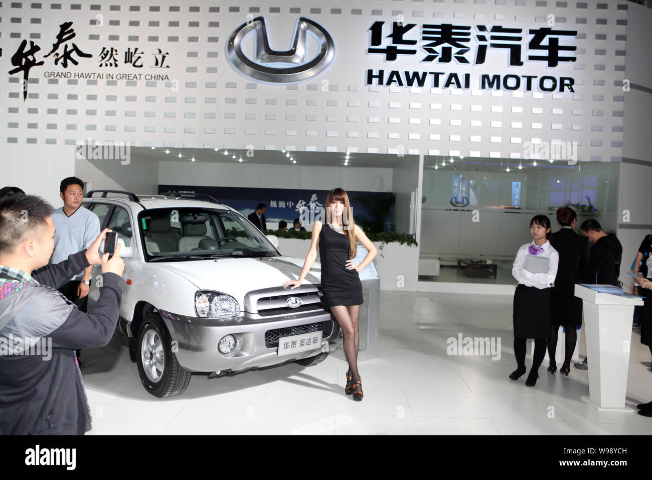 Une vue sur le stand de Hawtai lors d'une auto show dans la ville de Guangzhou, province de Guangdong, en Chine du Sud le 21 décembre 2010. Constructeur automobile en difficulté Saab a l Banque D'Images