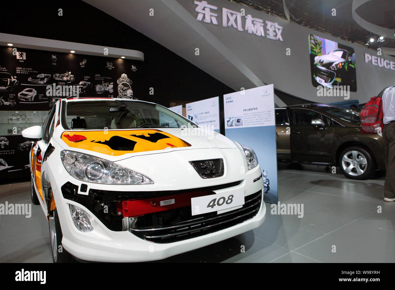 --File-- UN Dongfeng Peugeot 408 est vu sur l'écran au cours de la 8e Chine (Guangzhou) Exposition internationale de l'automobile, connue sous le nom de Auto Guangzhou 2010 Banque D'Images