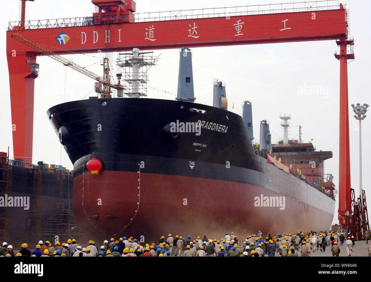 --FILE--travailleurs regarder le lancement d'un vraquier au chantier naval de DDHI Daedong (industrie lourde), à l'est de la ville de Qidong Chines dans la province de Jiangsu, 5 Banque D'Images