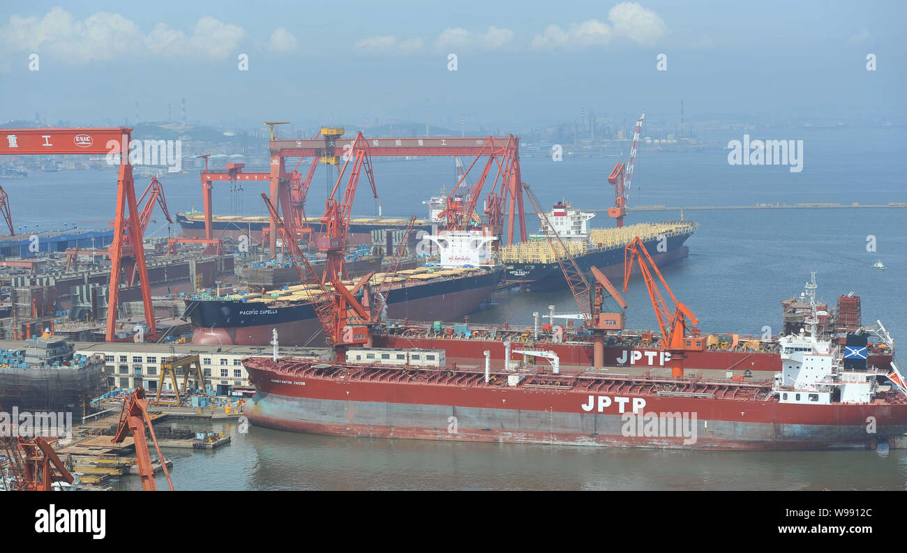 --File--un chantier naval de Dalian New Shipbuilding Heavy Industry Co., Ltd est vu à Dalian, province de Liaoning, Chine du nord-est, 6 août 2011. Orde Nouveau Banque D'Images