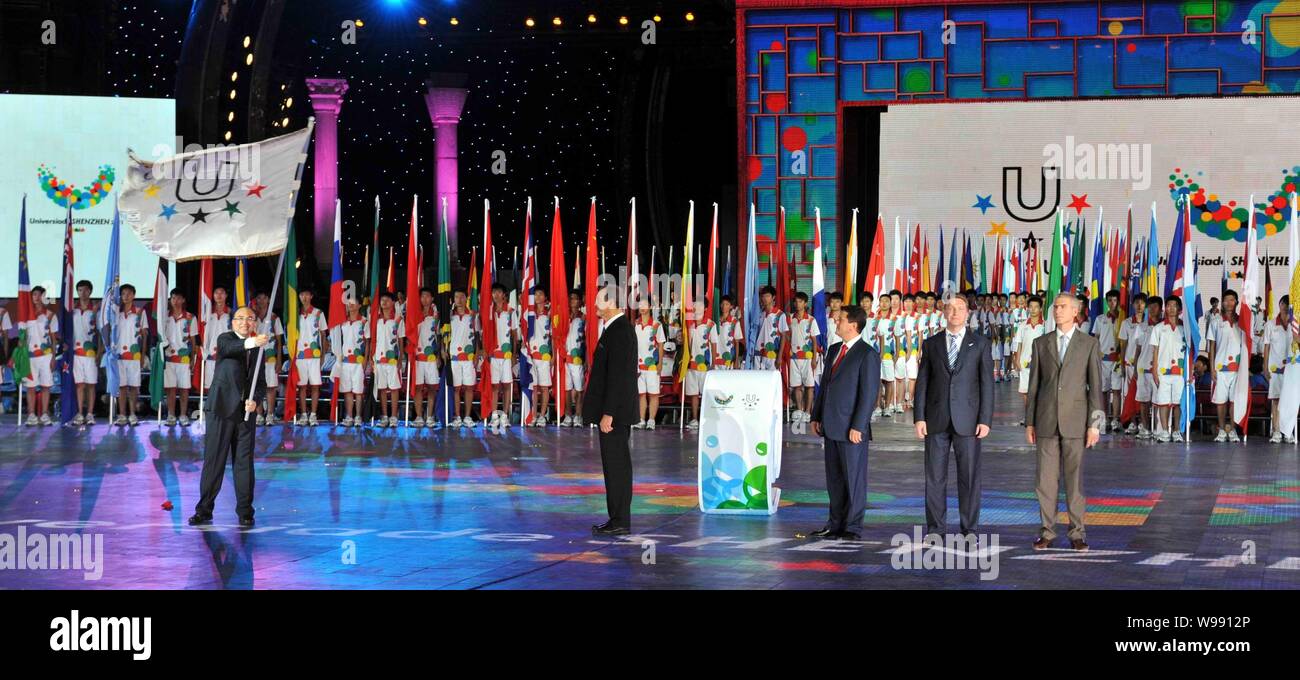 Vice-président de la Fédération Internationale du Sport Universitaire (FISU) Xu Qin confère le drapeau de la FISU à vice-président Alexandre Routskoï de Russie à Banque D'Images
