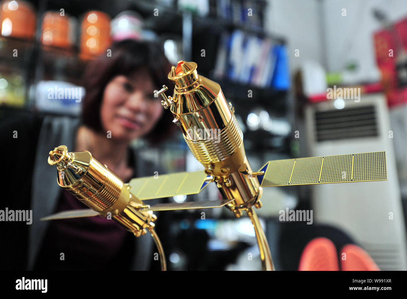 Modèles de l'espace module Tiangong-1 laboratoire sont à vendre à un magasin de papeterie dans la ville de Qingdao, province du Shandong, Chine de l'est 28 septembre 2011. Souve Banque D'Images