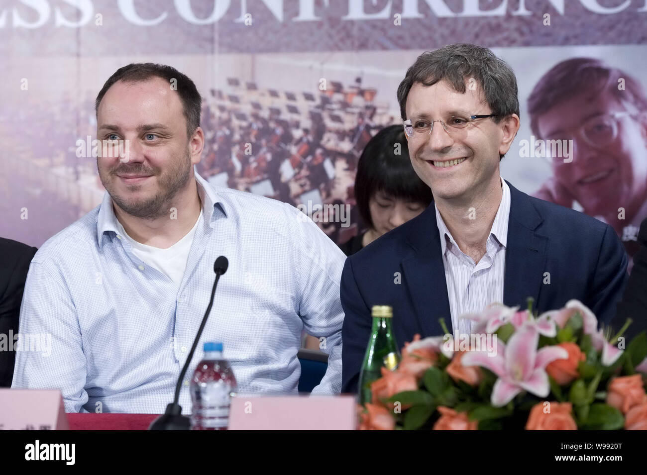 Chef d'orchestre français Pierre Valet (R) et l'Allemand Matthias Goerne chanteur sourire lors d'une conférence de presse pour le Festival Saito Kinen au Centre National Banque D'Images