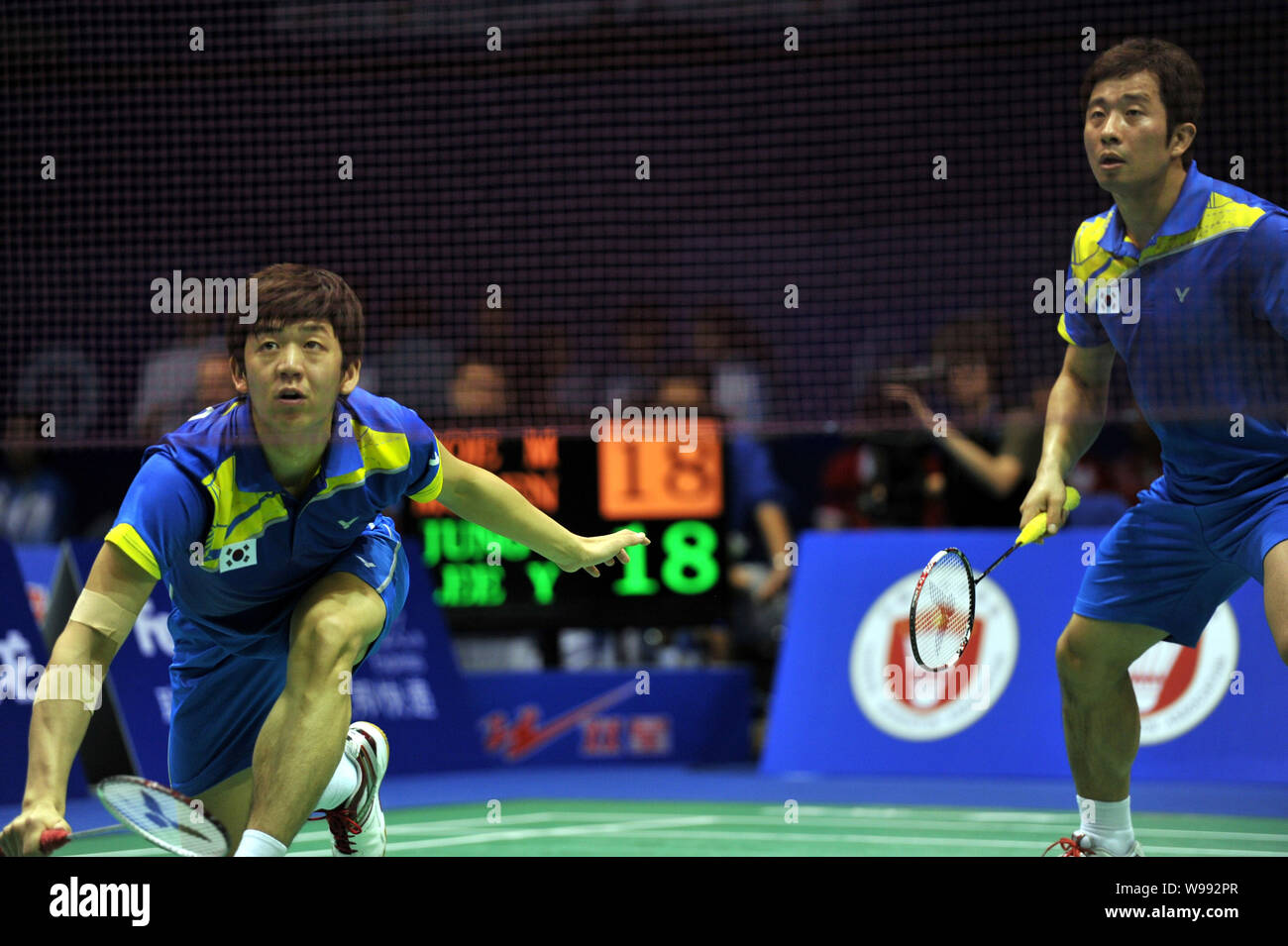 Lee Yong Dae de Corée du Sud (L) renvoie un coup avec son partenaire Jung Jae Sung (R) contre Mathias Boe et Carsten Mogensen du Danemark pendant le Groupe Banque D'Images