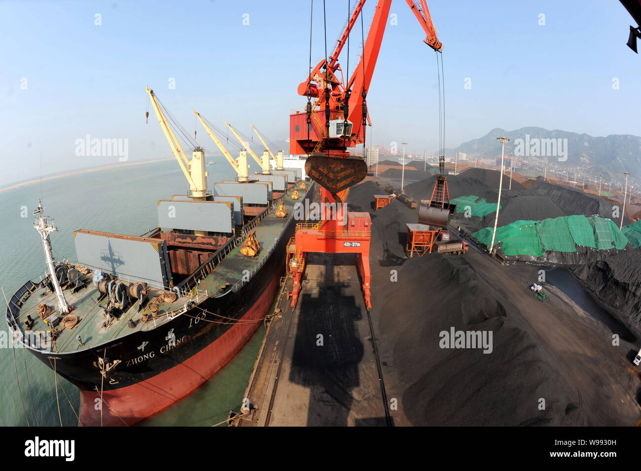 --FILE--Grues décharger le charbon importé à partir d'un bateau au port de Lianyungang dans Xuzhou city, province de Jiangsu, Chine de l'Est, 14 mai 2011. La Chine est Banque D'Images