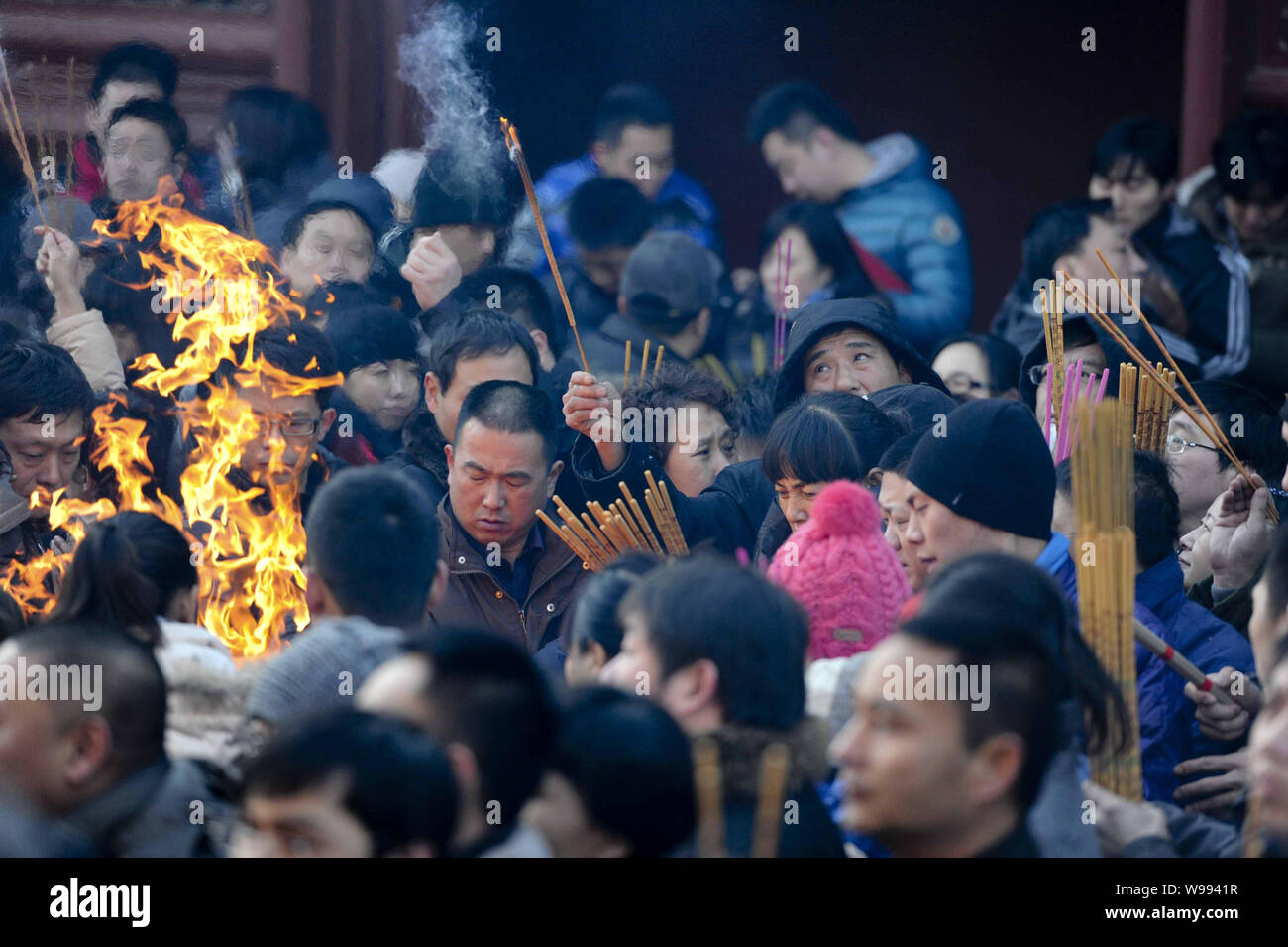 Les touristes chinois et les résidents de la brûler de l'encens pour prier à la Temple de Yonghe, aussi connu comme le Palais de la paix et d'harmonie, Lama Temple Yonghe Lam Banque D'Images