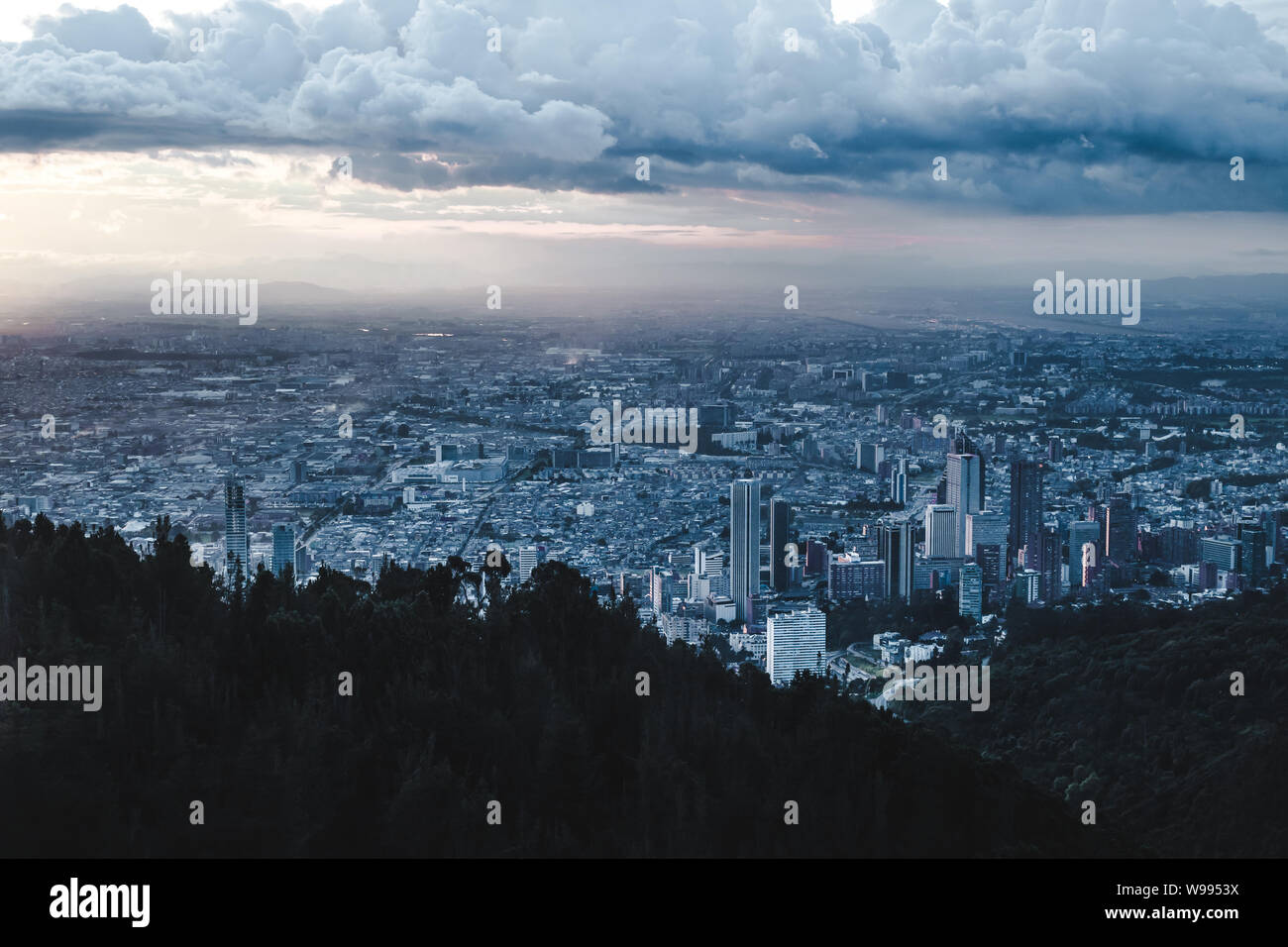 Gratte-ciels et de la métropole tentaculaire barrios de Bogota, Colombie est énorme capitale Banque D'Images