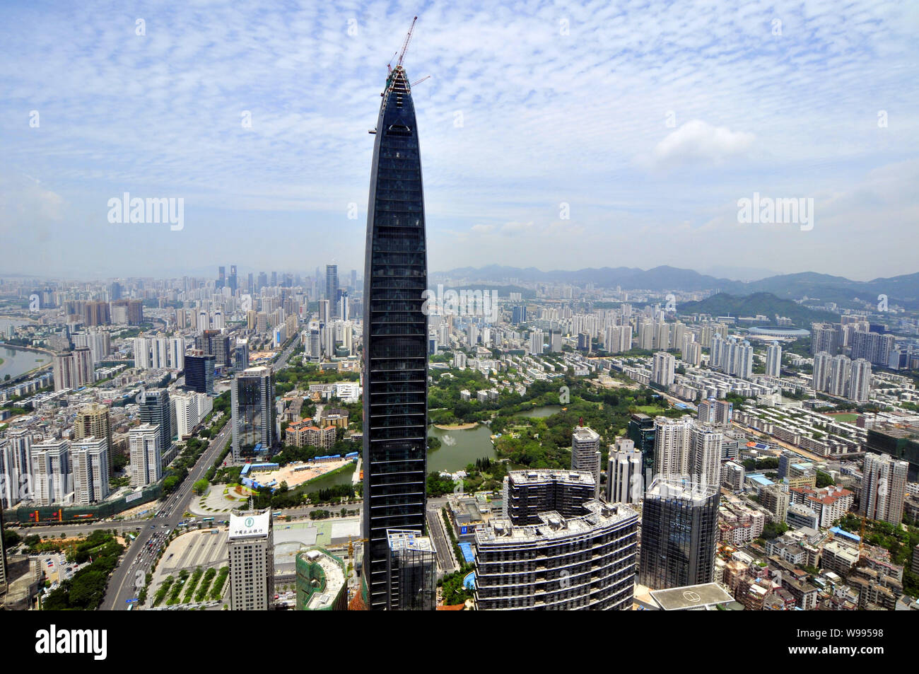 --FILE--rues de la région de Shenzhen avec le Xin Zhou 100 gratte-ciel en construction dans la province de Guangdong, Chine du sud, le 12 mai 2011. Guangdong Chine p Banque D'Images