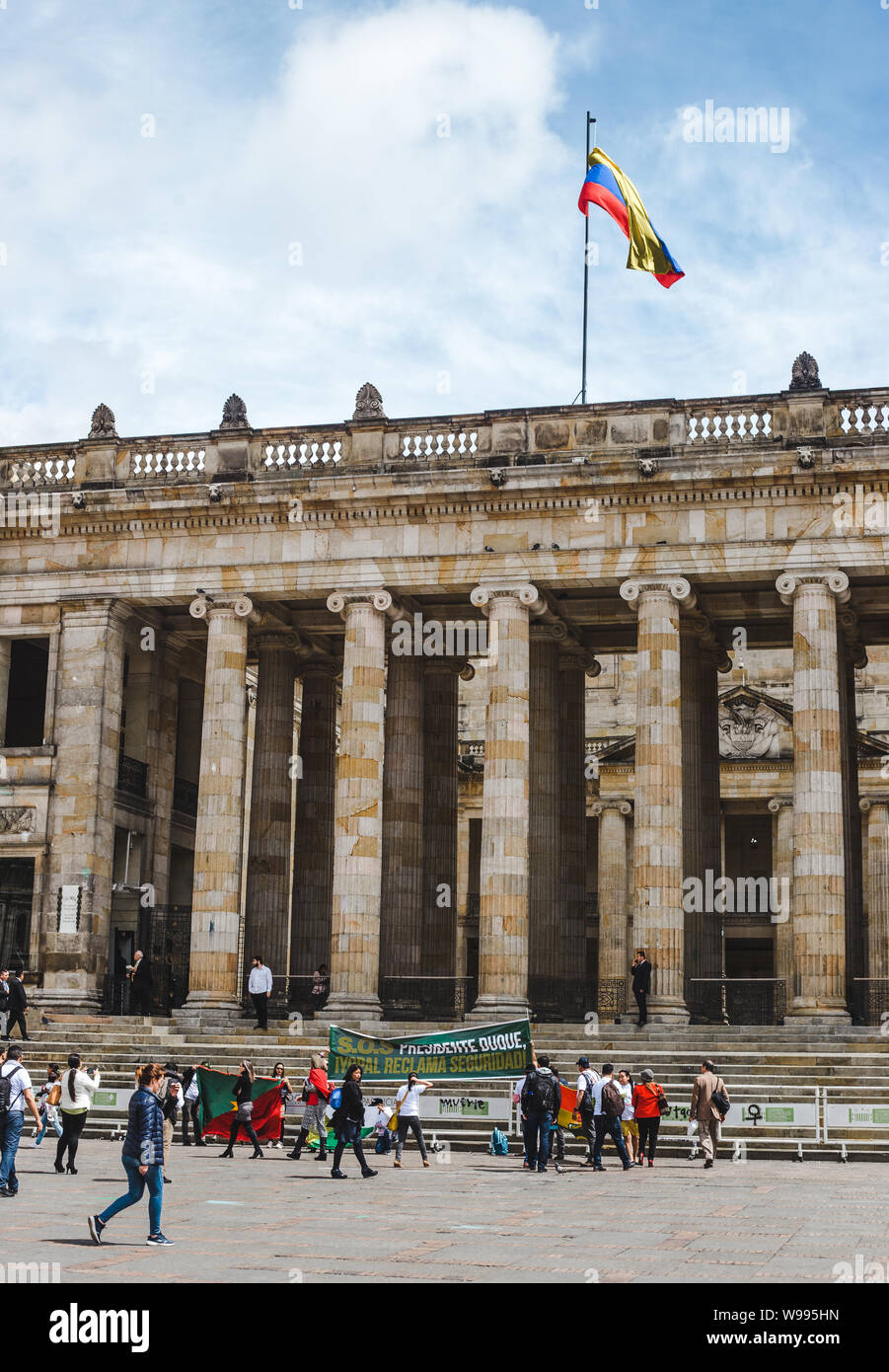Les manifestants se rassemblent à l'extérieur des édifices gouvernementaux à Bogota, Colombie, tenant des banderoles exigeant Président Duque obtient Yopal, Août 2019 Banque D'Images