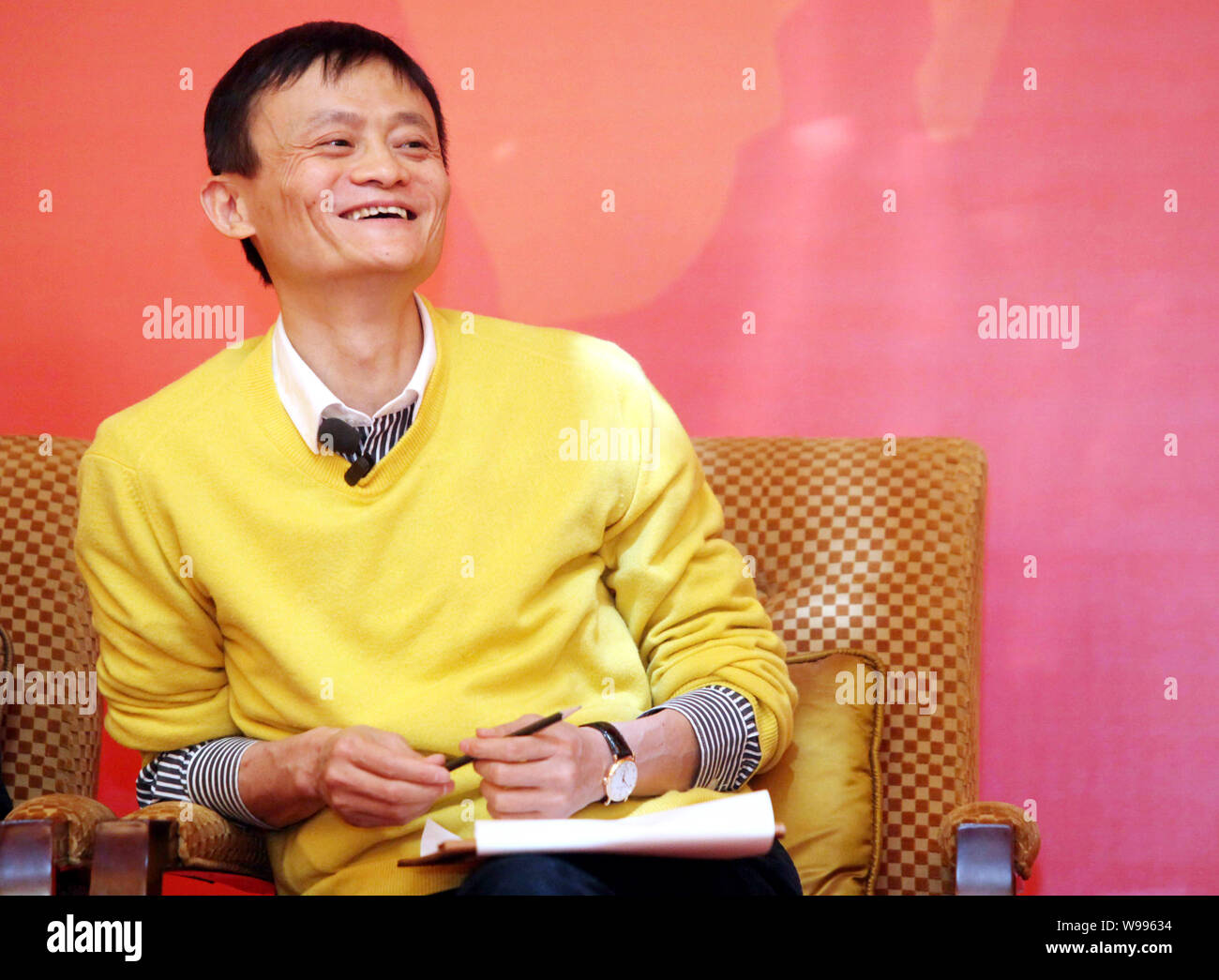 Jack Ma (Ma Yun), Président-directeur général de Groupe d''Alibaba, prend la parole à une conférence de presse pour annoncer la mise en place d'un réseau de logistique à travers la Chine à Pékin, Banque D'Images