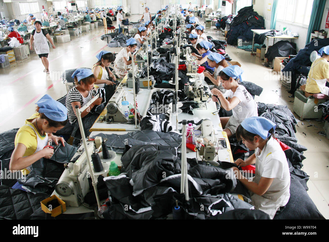 --File--femmes travailleurs chinois coudre des vêtements à destination de pays d'Asie du Sud-Est à l'usine de confection de Huaibei Industriel et Commercial Qiuyan Banque D'Images