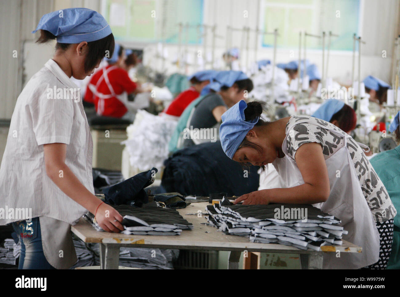 --File--femmes travailleurs chinois vérifier morceaux de tissu à l'usine de confection de Huaibei Qiuyan Co., Ltd. à Huaibei ville, c'est Banque D'Images