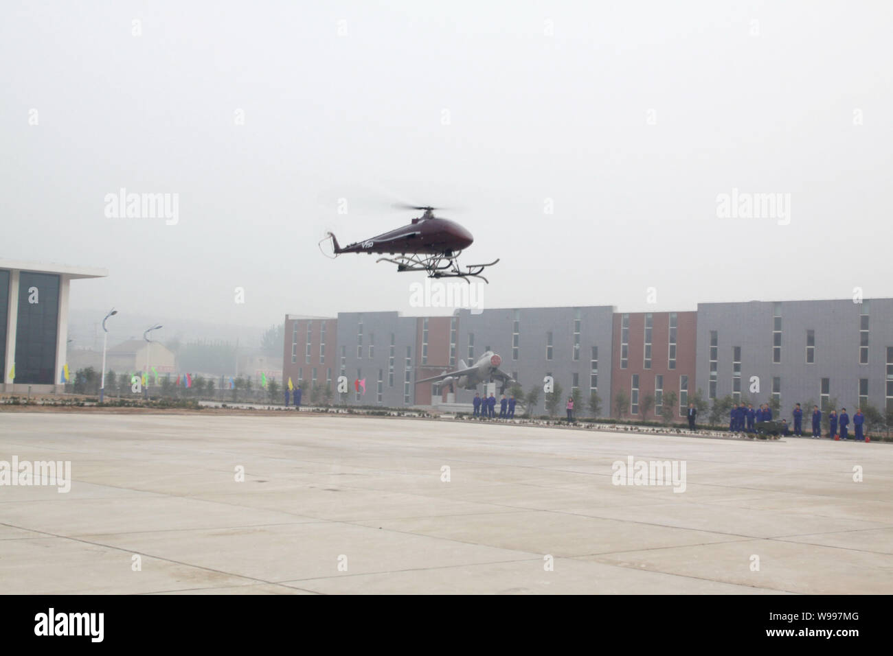 Le V750 hélicoptère sans pilote décolle au cours de son premier vol dans la ville de Weifang, province du Shandong, Chine de l'est 7 mai 2011. La Chine a réussi à c Banque D'Images