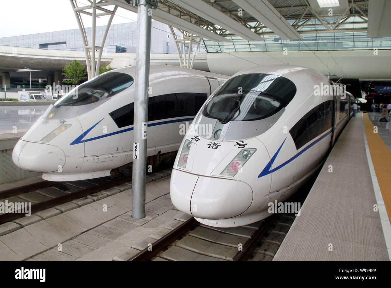 --FILE--Deux CRH380B) produits par la Chine CNR Corporation Limited, sont illustrés à la gare ferroviaire de Shanghai Hongqiao de Shanghai, Chine, 1 Banque D'Images