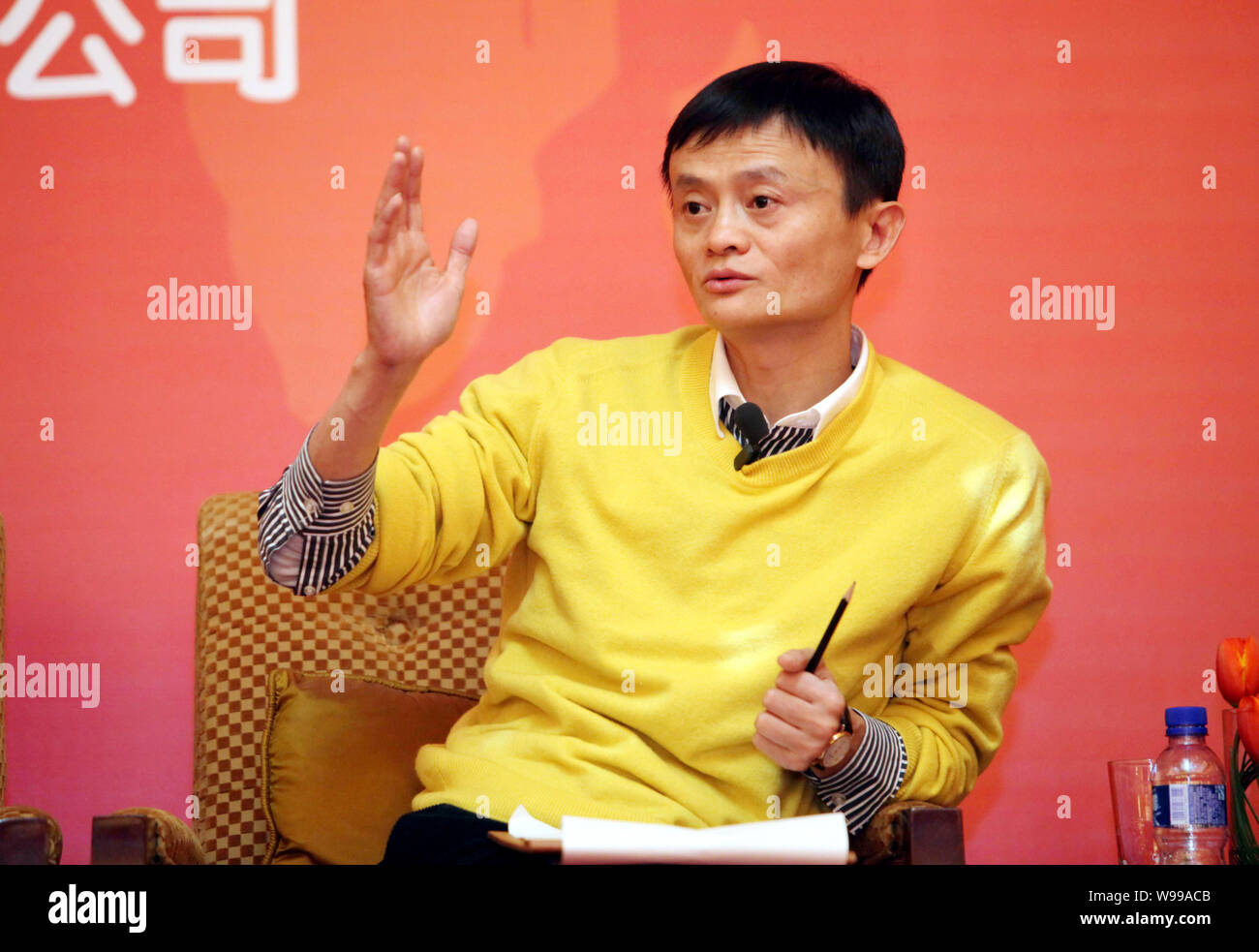 Jack Ma (Ma Yun), Président-directeur général de Groupe d''Alibaba, prend la parole à une conférence de presse pour annoncer la mise en place d'un réseau de logistique à travers la Chine à Pékin, Banque D'Images