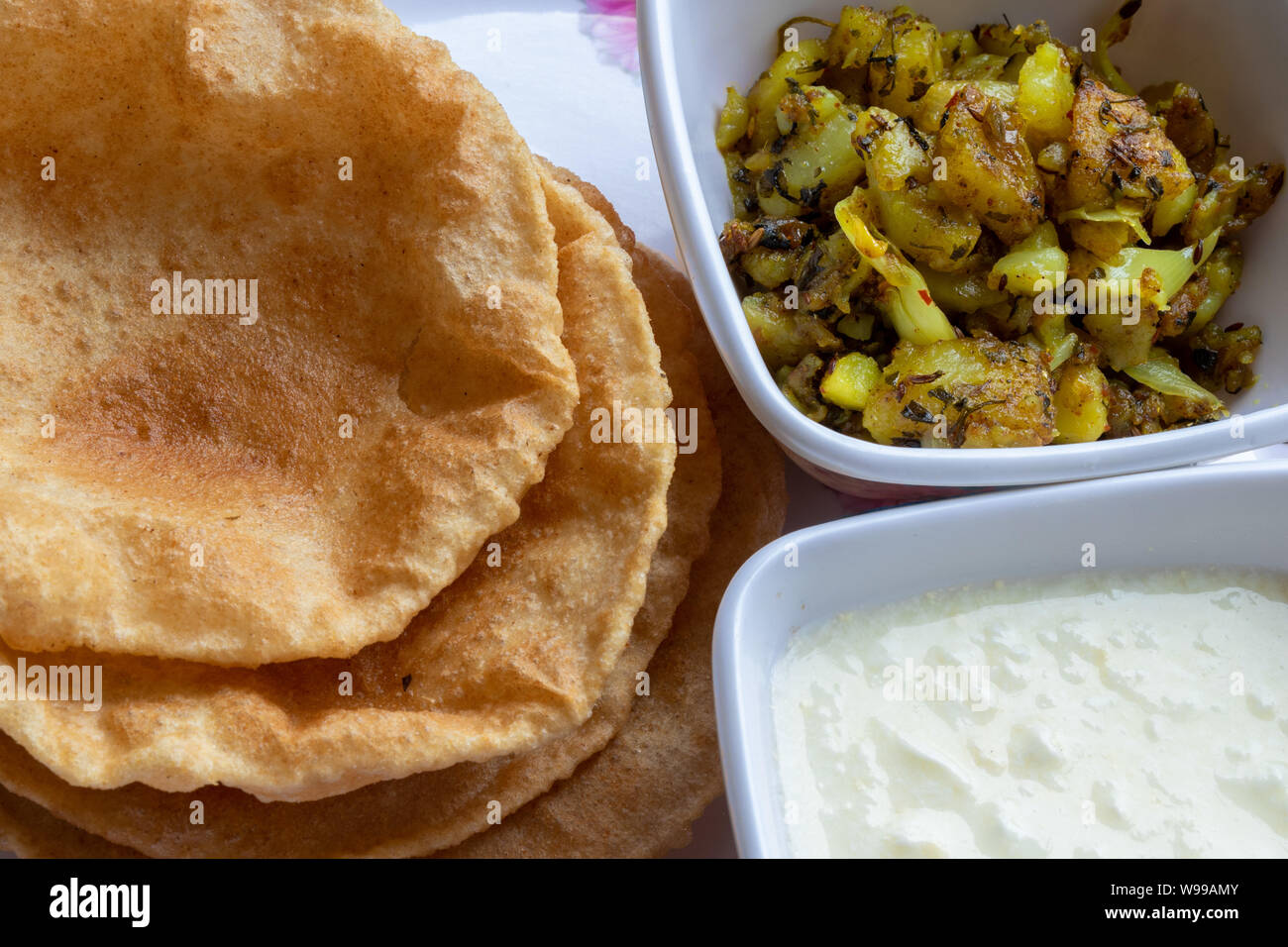 Puri Bhaji Aloo Masala, fry Sabzi servi avec pain frit ou puri et caillé. Banque D'Images