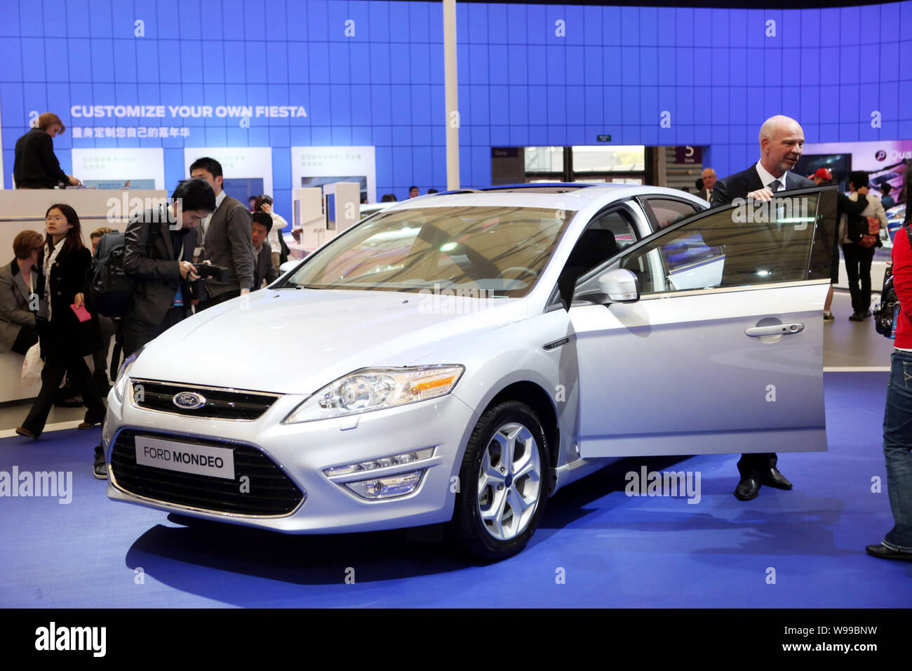 --FILE--visiteurs regardez la Ford Mondeo à la 14e Exposition de l'industrie internationale de l'Automobile de Shanghai, connue sous le nom de Auto Shanghai 2011, à Shanghai, Banque D'Images