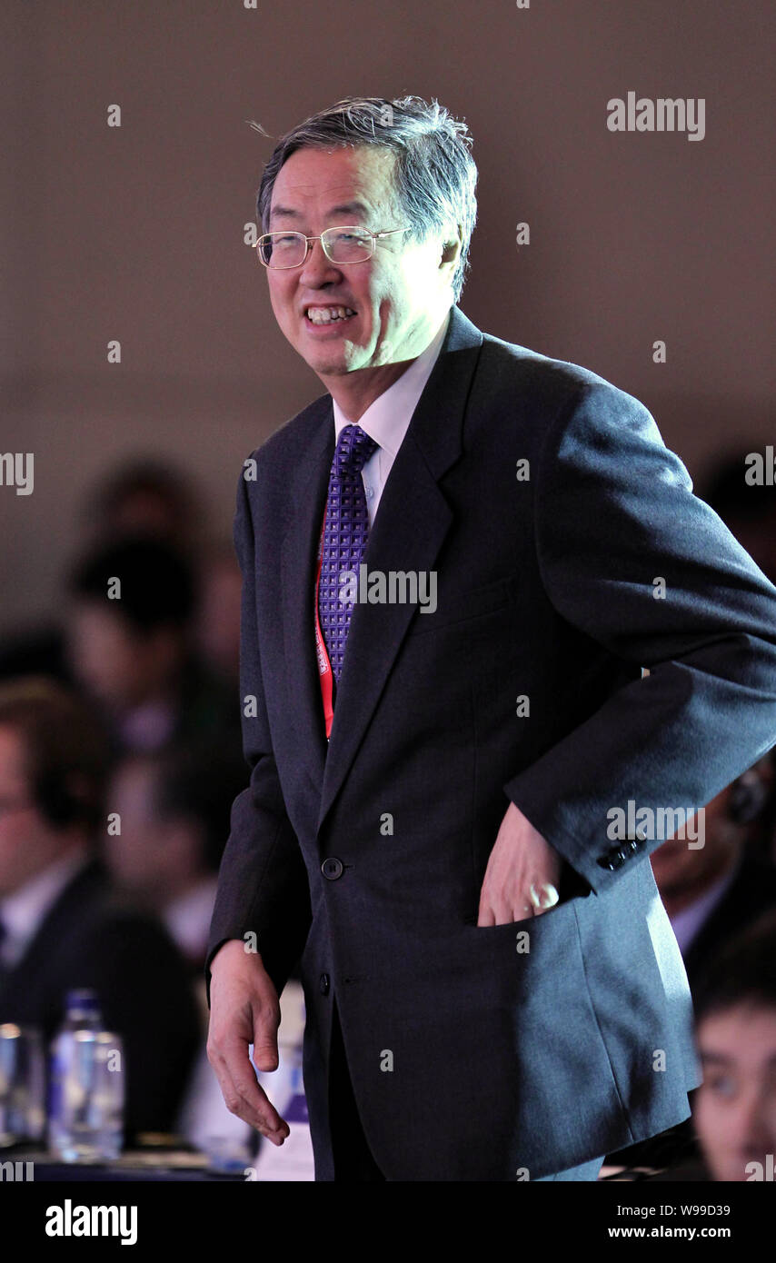 Zhou Xiaochuan, gouverneur de la Banque de Chine (PBOC), Banque centrale chinoise, promenades sur scène pour livrer un discours à l'Annuel Caijing Conf Banque D'Images