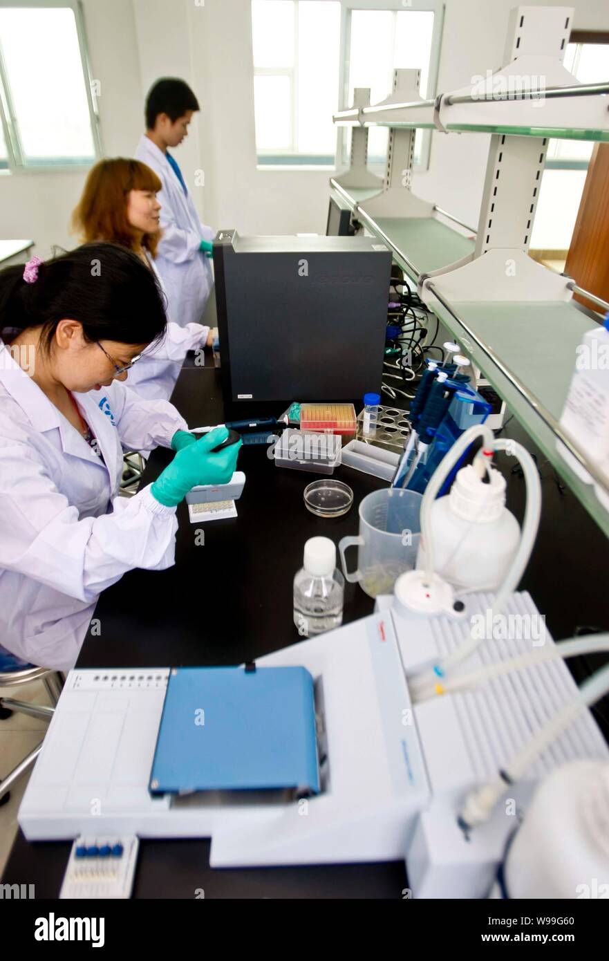 --File--employés chinois sont vus travaillant dans un laboratoire de la biomédecine à Foshan, province du Guangdong, Chine du Sud le 25 mai 2011. La Chine se concentrera sur la modernisation Banque D'Images