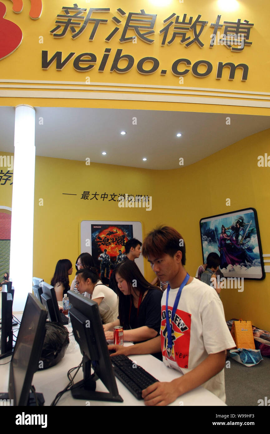 --File--visiteurs naviguez sur Internet à un stand de Sina Weibo.com durant la 9ème China Digital Entertainment Expo & Conference, également connu sous le ChinaJ Banque D'Images