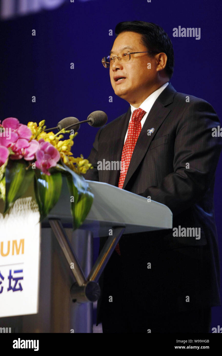 Li Yong, vice-ministre des Finances, prononce un discours à l'édition 2011 du Forum de Lujiazui à Shanghai, à l'est de la Chine, 20 mai 2011. 2011 Le Forum de Lujiazui, wi Banque D'Images