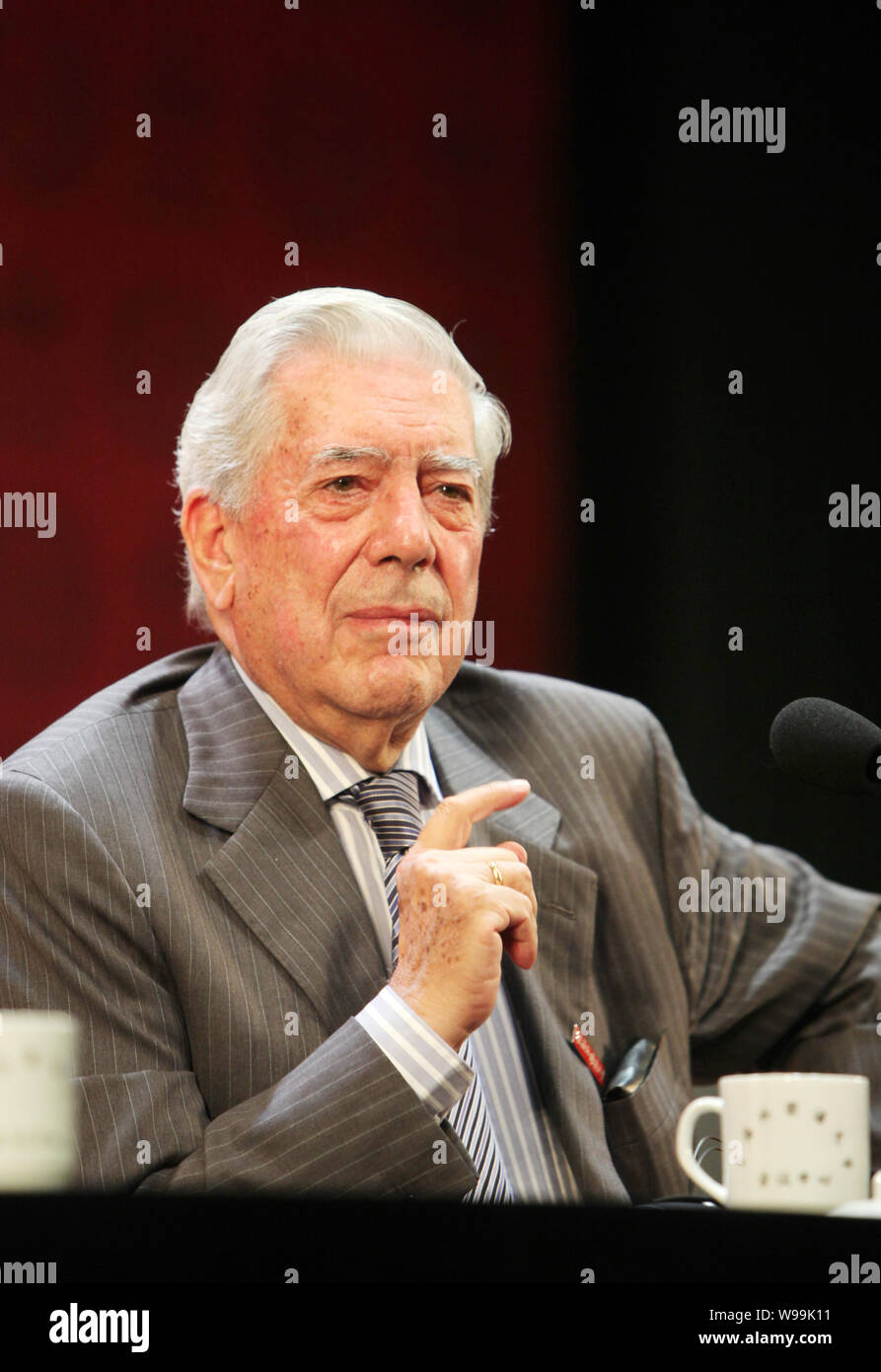 Mario Vargas Llosa, écrivain péruvien et en 2010 du Prix Nobel, prend la parole à l'Université des Études Internationales de Shanghai à Shanghai, Chine, 14 juin 2 Banque D'Images