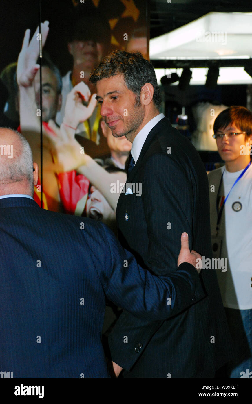 L'ancien gardien de but italien Francesco Toldo (centre) est photographié avant la cérémonie d'ouverture d'un nouveau Interstore à Shanghai, Chine, le 26 février 2011 Banque D'Images