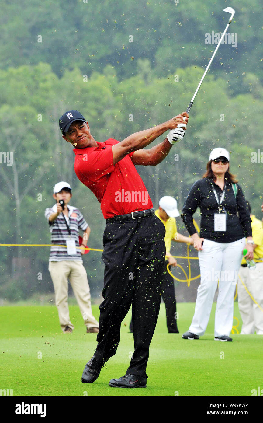 Superstar golf américain Tiger Woods effectue une clinique de golf junior pour les golfeurs chinois à la Mission Hills Golf Club à Dongguan City, en Chines Guangd Banque D'Images