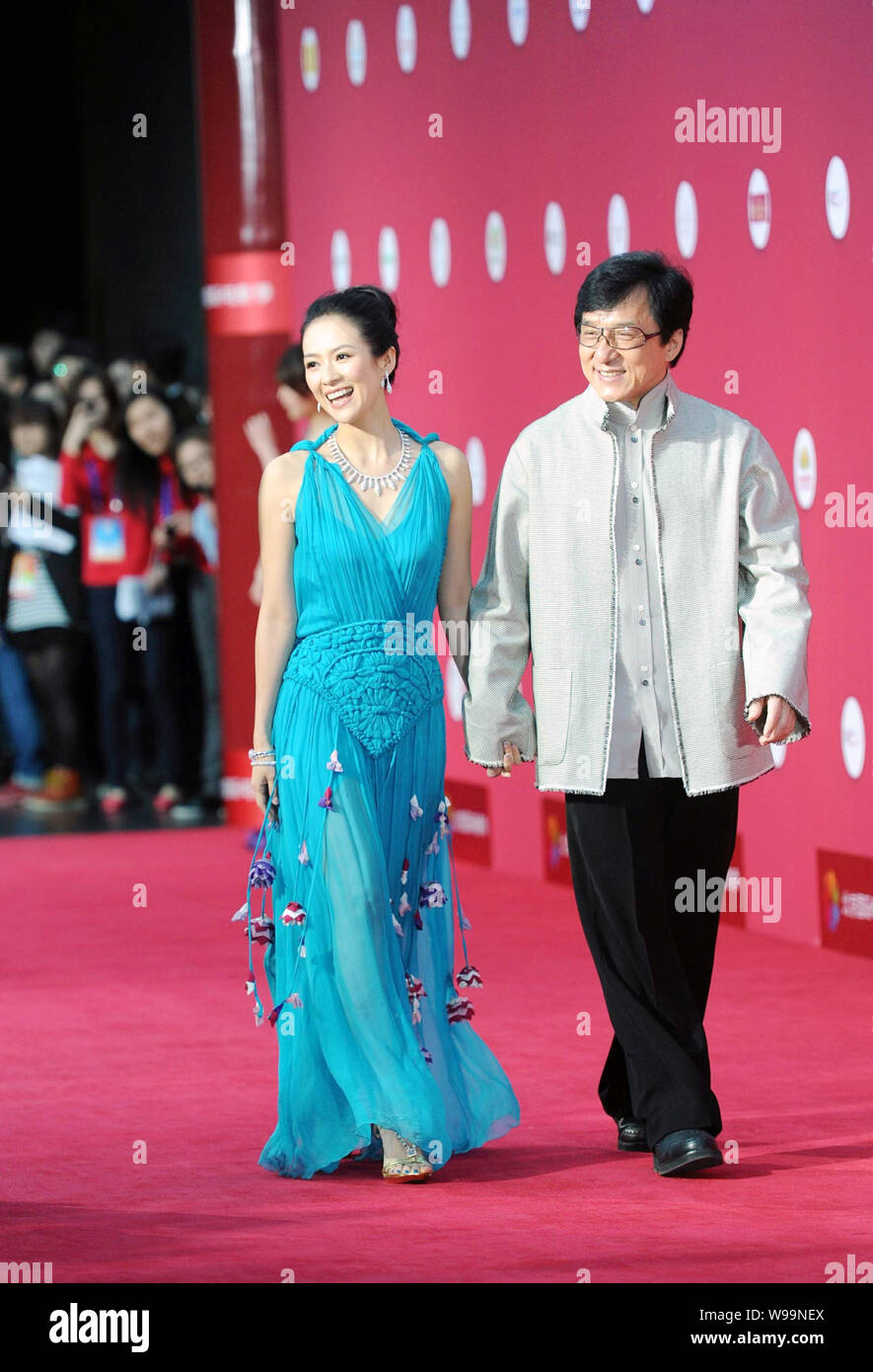 Chinese Movie star Jackie Chan et l'actrice Zhang Ziyi à pied sur le tapis rouge du Festival International du Film de Beijing, Chine, 23 avril 2011. Banque D'Images