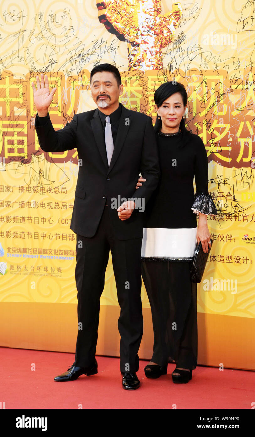 Hong Kong l'acteur Chow Yun-Fat et son épouse Jasmine Tan (Chan) Wui-Lin sont illustrés sur le tapis rouge avant la 14e cérémonie de remise des prix en Chine Film B Banque D'Images