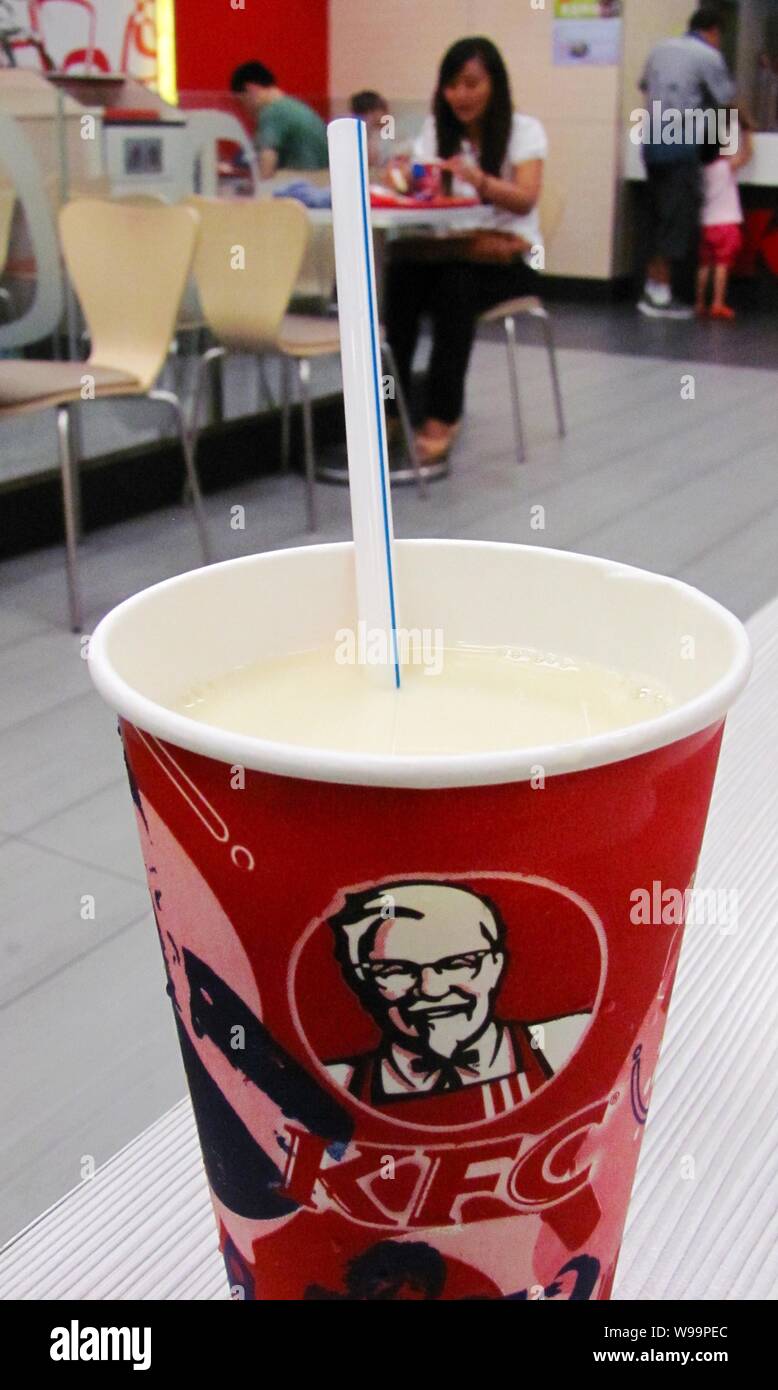 Une tasse de lait de soja KFC est représentée dans un restaurant KFC à Beijing, Chine, 29 juillet 2011. KFC Chine a admis le 28 juillet 2011 que son lait de soja Banque D'Images