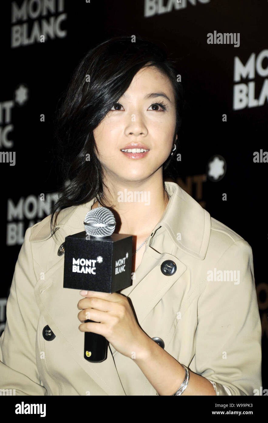 L'actrice chinoise Tang Wei assiste à la cérémonie d'ouverture d'une nouvelle boutique Montblanc dans la ville de Guangzhou, province de Guangdong, Chine du sud, le 20 septembre 2011. Banque D'Images