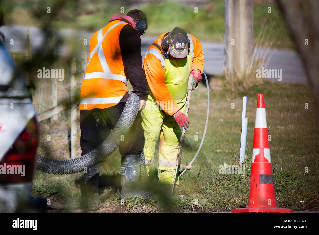 Annat, Canterbury, Nouvelle-Zélande, le 13 août 2019 : les travailleurs de la construction et de drainage de l'eau de la pompe d'un site pour s'imprégner des trous pour réduire les inondations Banque D'Images