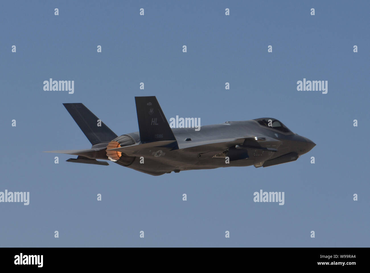 Un U.S. Air Force F-35A Lightning II prend son envol au cours de l'effort à la foudre Agile 332e escadre expéditionnaire aérienne, l'Asie du Sud-Ouest, le 6 août 2019. Le F-35A a volé dans la base aérienne d'Al Dhafra, aux Émirats arabes unis. L'exercice a démontré la méthode adaptative fondant où le personnel et les avions peuvent fonctionner dans des environnements austères pour remplir des missions essentielles indispensables à la défense de biens américains et du personnel et à l'alimentation de l'air projet. (U.S. Air Force photo par AFCENT PA/avec la permission de la photo) Banque D'Images