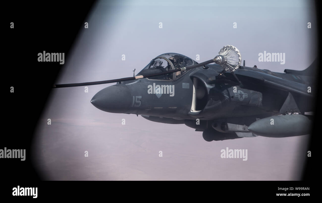 Un escadron d'attaque du Corps des Marines des États-Unis (VMA) 311 AV/8B Harrier jamais atteinte par un objet spécial Marine attaché à la masse d'Air Maritime Groupe de Force-Crisis Response-Central attache son commandement à un système de ravitaillement KC-130J Super Hercules au cours de ravitaillement en vol au Koweït, le 10 août 2019. Le SPMAGTF-CR-CC est conçu pour se déplacer avec rapidité et précision à l'appui des opérations dans tout le Moyen-Orient. (U.S. Marine Corps photo par le Sgt. Branden J. Bourque) Banque D'Images