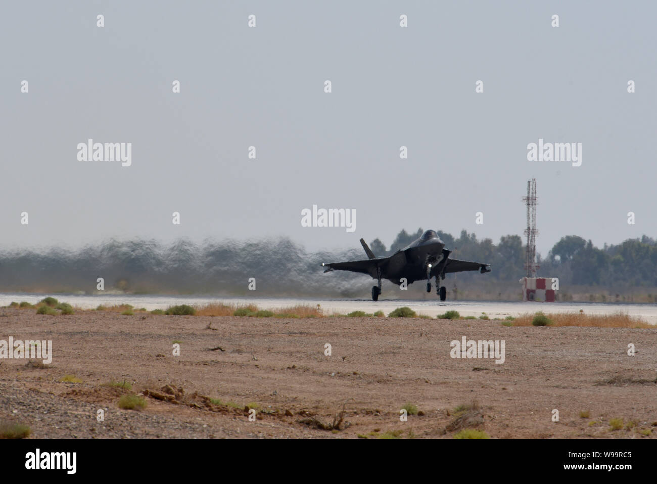 Un U.S. Air Force F-35A Lightning II prend son envol au cours de l'effort à la foudre Agile 332e escadre expéditionnaire aérienne, l'Asie du Sud-Ouest, le 6 août 2019. Le F-35A a volé dans la base aérienne d'Al Dhafra, aux Émirats arabes unis. L'exercice a démontré la méthode adaptative fondant où le personnel et les avions peuvent fonctionner dans des environnements austères pour remplir des missions essentielles indispensables à la défense de biens américains et du personnel et à l'alimentation de l'air projet. (U.S. Air Force photo par AFCENT PA/avec la permission de la photo) Banque D'Images