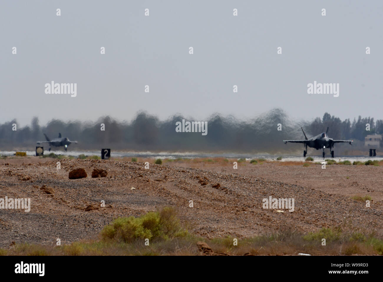 Plusieurs U.S. Air Force F-35A Lightning II préparez-vous au décollage des aéronefs au cours de l'effort à la foudre Agile 332e escadre expéditionnaire aérienne, l'Asie du Sud-Ouest, le 6 août 2019. L'exercice a démontré la méthode adaptative fondant où le personnel et les avions peuvent fonctionner dans des environnements austères pour remplir des missions essentielles indispensables à la défense de biens américains et du personnel et à l'alimentation de l'air projet. (U.S. Air Force photo par AFCENT PA/avec la permission de la photo) Banque D'Images