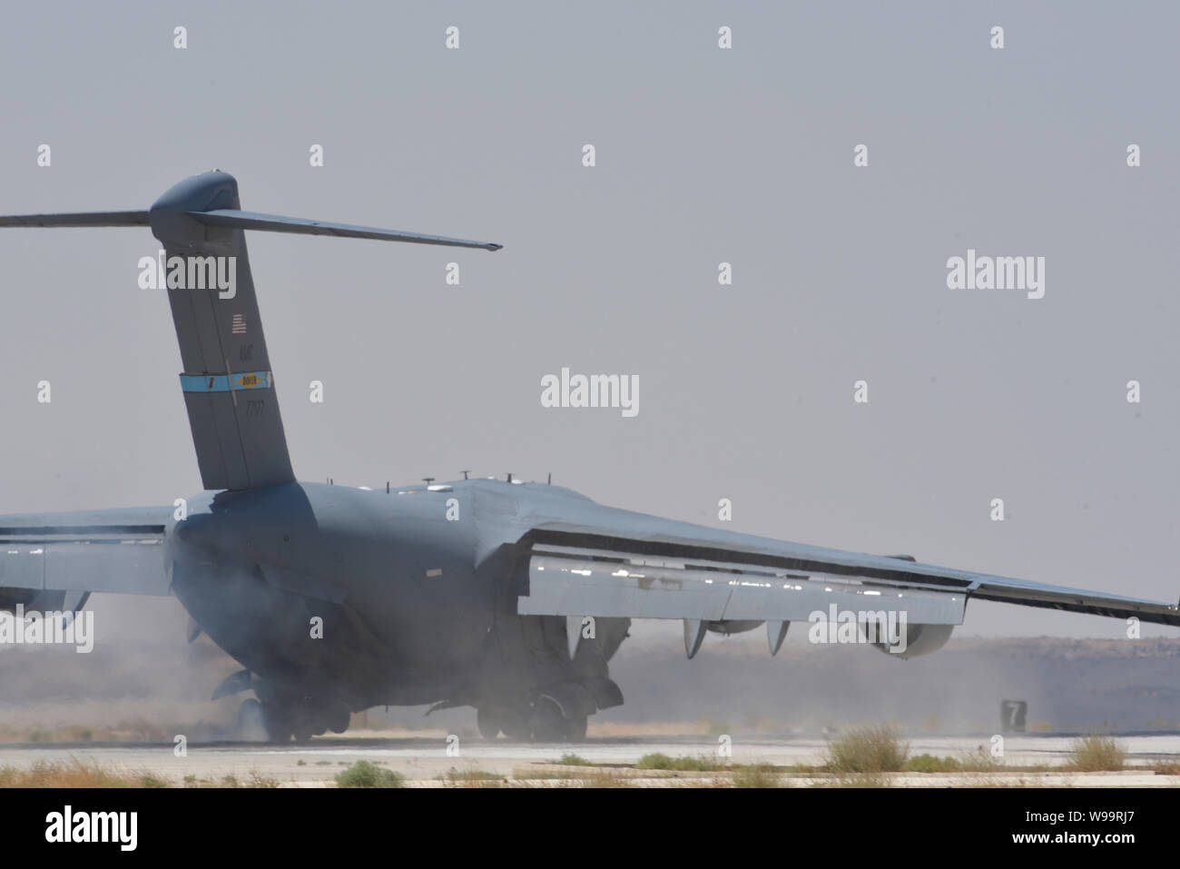 Un U.S. Air Force C-17 Globemaster III arrive avec 380e Escadron de maintenance des aéronefs expéditionnaire aviateurs de la base aérienne d'Al Dhafra, aux Émirats arabes unis pour exercer à la foudre Agile 332e escadre expéditionnaire aérienne, l'Asie du Sud-Ouest, le 4 août 2019. L'exercice a démontré la méthode adaptative fondant où le personnel et les avions peuvent fonctionner dans des environnements austères pour remplir des missions essentielles indispensables à la défense de biens américains et du personnel et à l'alimentation de l'air projet. (U.S. Air Force photo par AFCENT PA/avec la permission de la photo) Banque D'Images